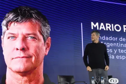 Mario Pergolini habla en un escenario frente a una pantalla con su imagen.