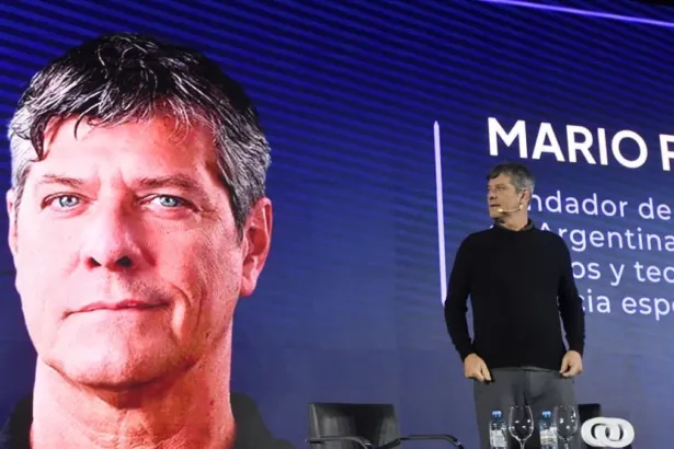 Mario Pergolini habla en un escenario frente a una pantalla con su imagen.