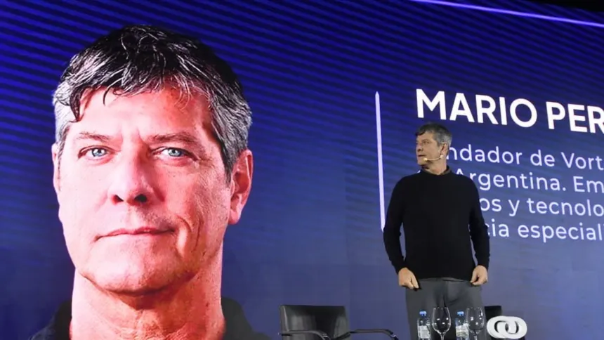 Mario Pergolini habla en un escenario frente a una pantalla con su imagen.