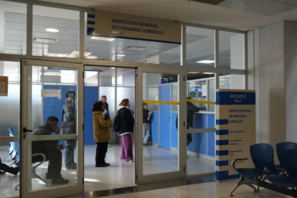 Personas esperan en la entrada de la Inspección General de Personas Jurídicas.
