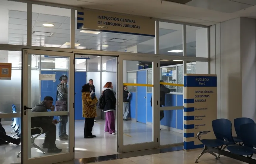 Personas esperan en la entrada de la Inspección General de Personas Jurídicas.