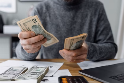 El dólar cerró estable: oficial a $1.550 y blue a $1.565 este viernes 23 de octubre