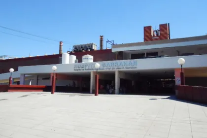 La entrada del Hospital de Pediatría Juan P. Garrahan, en Buenos Aires, con su cartel sobre el acceso principal.