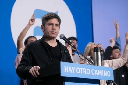 Axel Kicillof habla en un acto ante militantes.