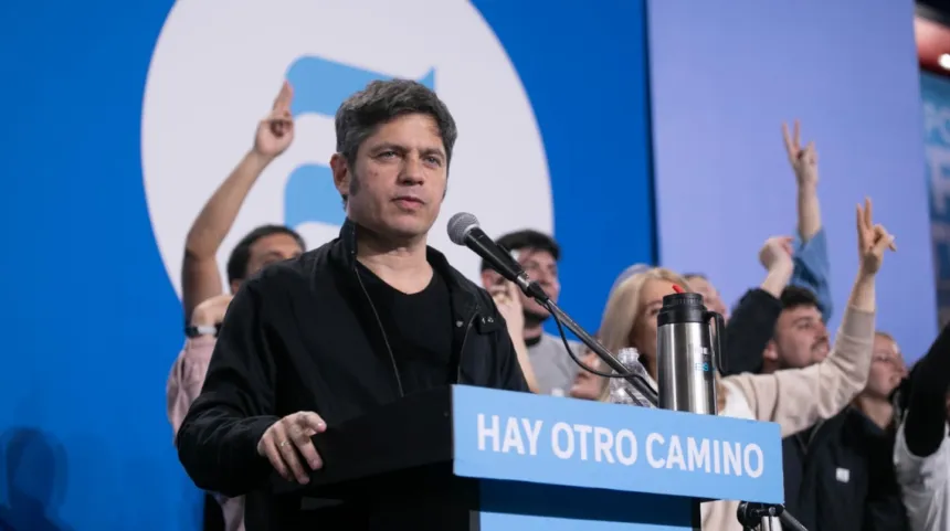 Axel Kicillof habla en un acto ante militantes.