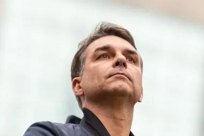 Flávio Bolsonaro en un retrato de primer plano.