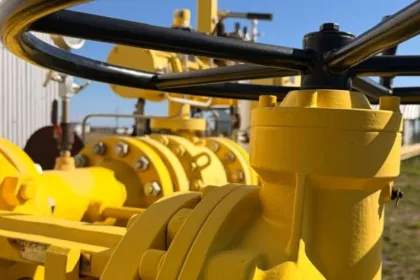 Válvulas amarillas y cañerías en una instalación de gas