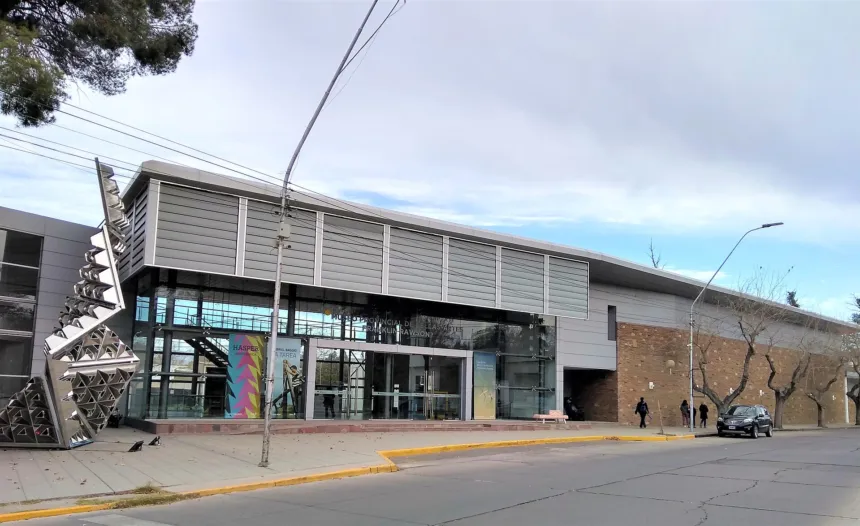 Fachada del Museo Provincial de Bellas Artes Franklin Rawson, con una escultura frente a la entrada.