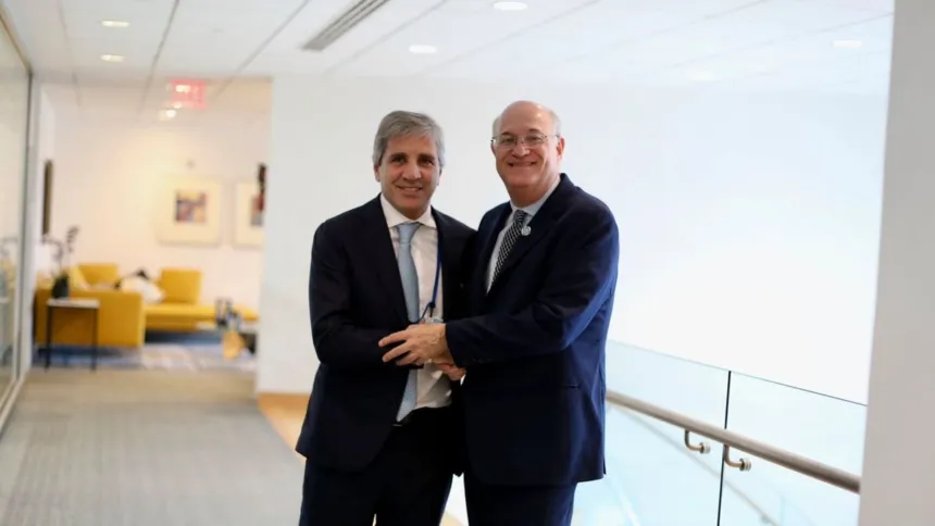 Dos funcionarios adultos posan juntos en un pasillo.
