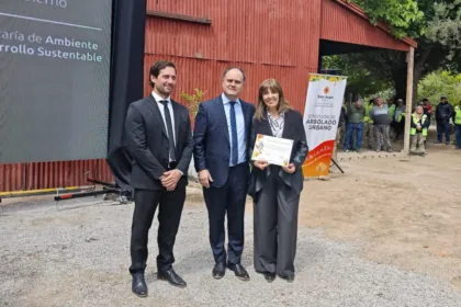 Funcionarios posan junto al cartel de la Dirección de Arbolado Urbano en un predio.