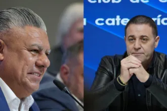 Dos dirigentes del fútbol argentino participan en una conferencia.