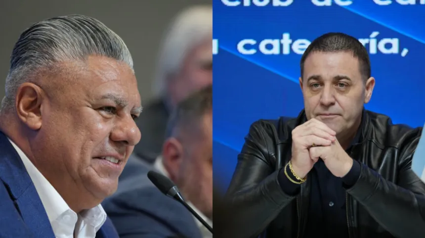 Dos dirigentes del fútbol argentino participan en una conferencia.