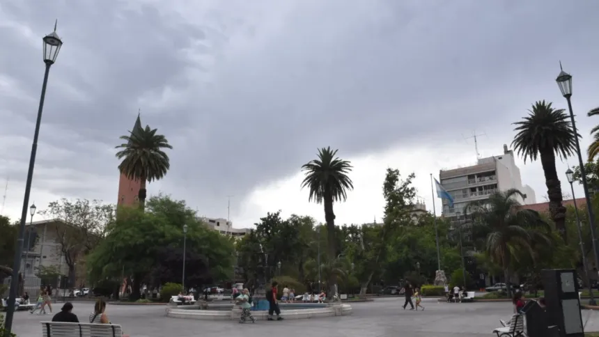 Plaza con palmeras y cielo cubierto de nubes oscuras.