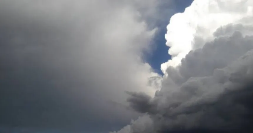 Nubes oscuras de tormenta cubren el cielo.