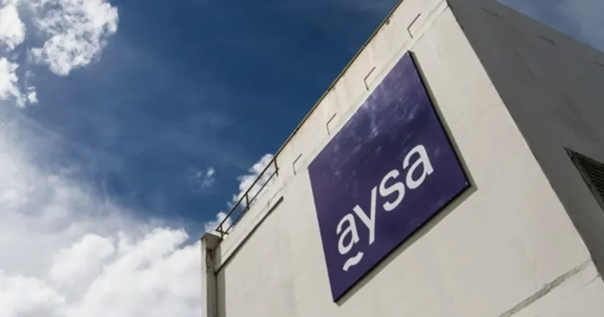 Cartel de AySA en la fachada de un edificio