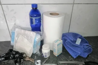 Agua, papel, medicamentos, una toalla y herramientas entre elementos para una mochila de emergencia.