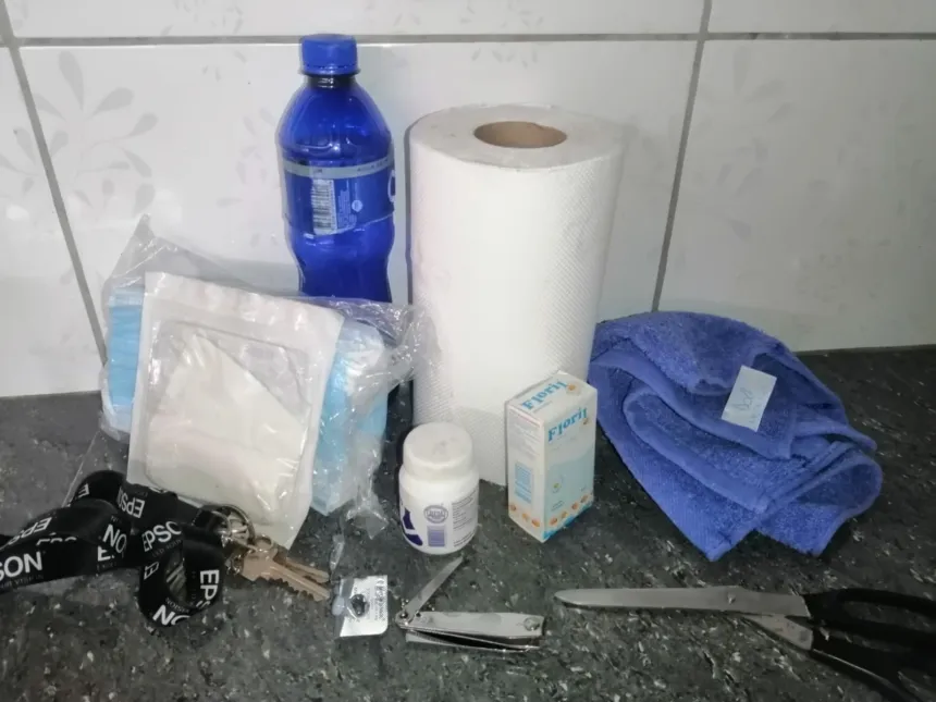 Agua, papel, medicamentos, una toalla y herramientas entre elementos para una mochila de emergencia.