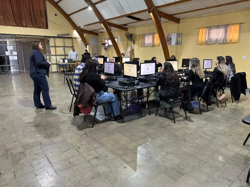 Aspirantes realizan una prueba de ingreso en computadoras dentro de una sala.