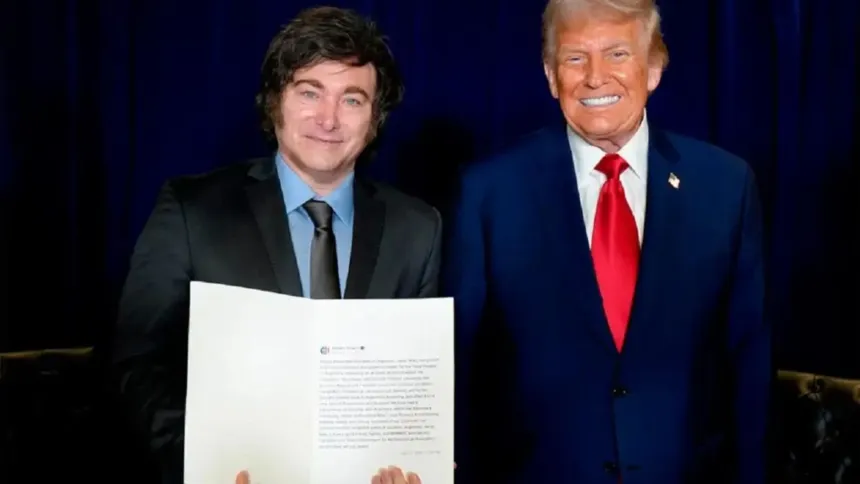 Javier Milei y Donald Trump posan con un documento en las manos.