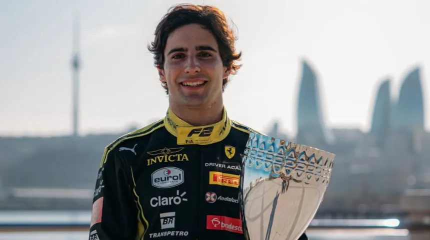 Rafael Câmara posa con un trofeo vestido con su traje de competición.