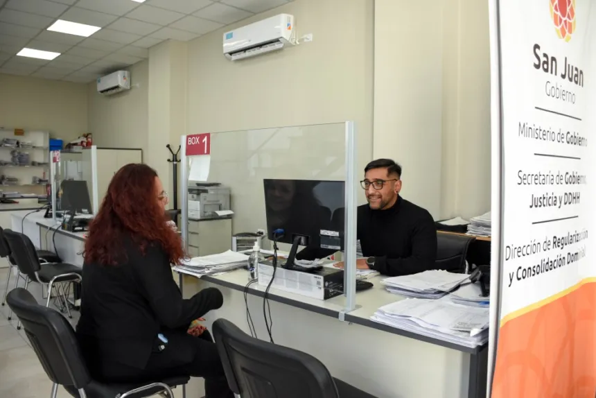 Una persona realiza una consulta en una oficina de Regularización Dominial.