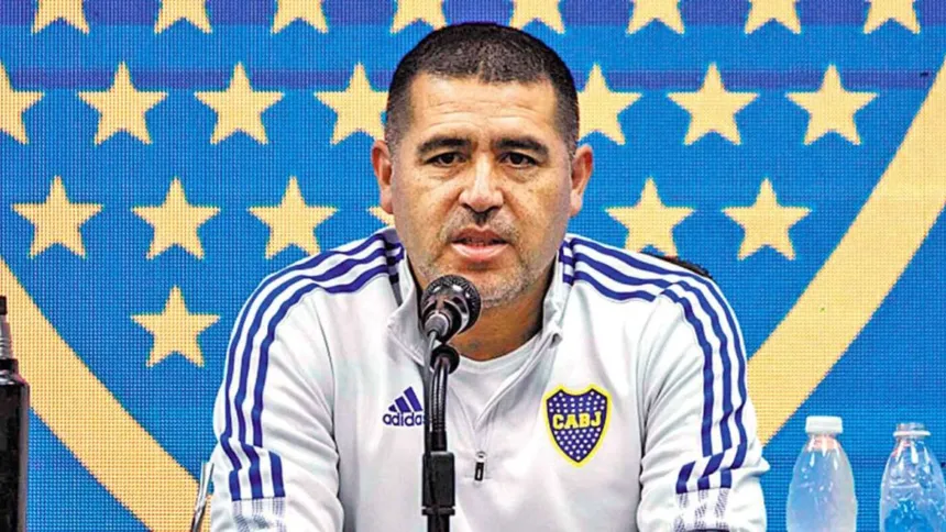 Juan Román Riquelme habla ante un micrófono con indumentaria de Boca.