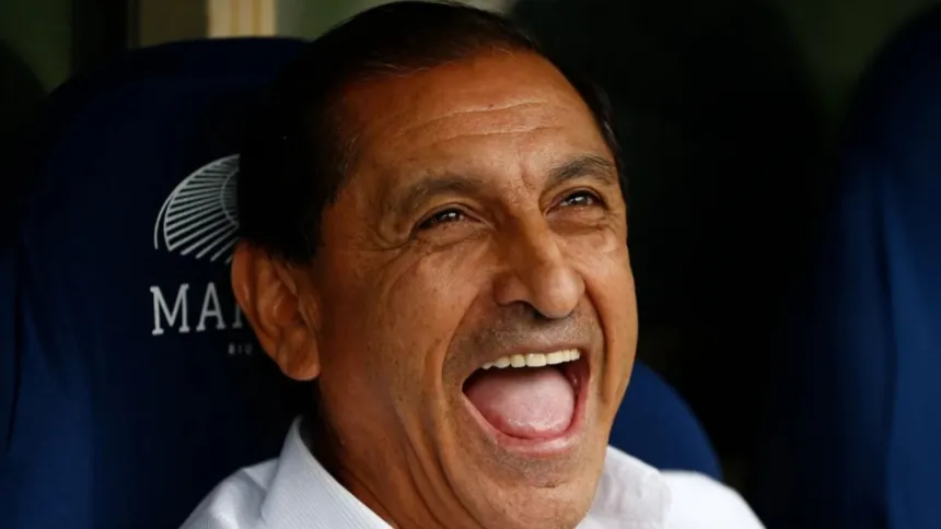 Ramón Díaz sonríe sentado en un banco de suplentes.