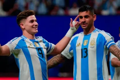 Julián Álvarez y Cristian Romero celebran juntos con la Selección argentina.