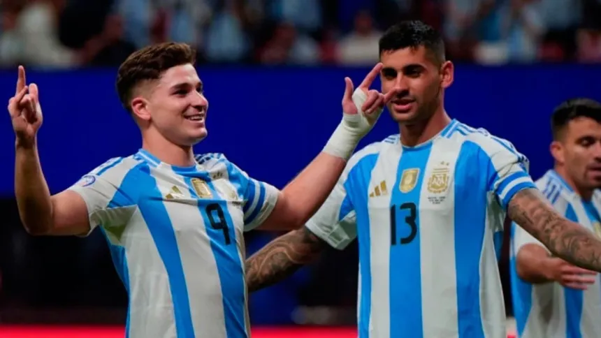 Julián Álvarez y Cristian Romero celebran juntos con la Selección argentina.
