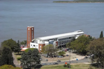 Edificio La Fluvial y su entorno junto a la costa de Rosario.