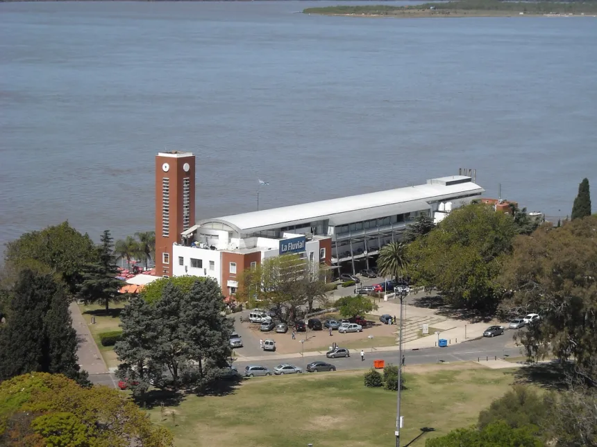 Edificio La Fluvial y su entorno junto a la costa de Rosario.