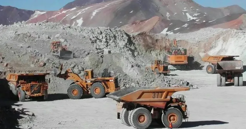 Camiones y maquinaria en una explotación minera a cielo abierto.