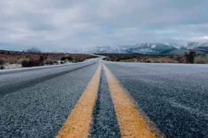 Ruta asfaltada entre montañas nevadas.