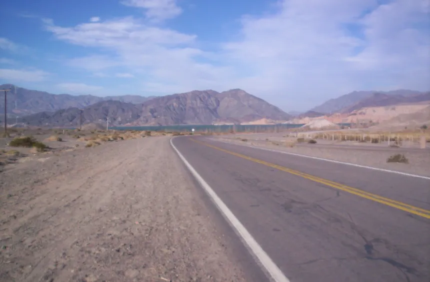 Ruta Nacional 150 junto al Embalse Cuesta del Viento, en Rodeo, San Juan.