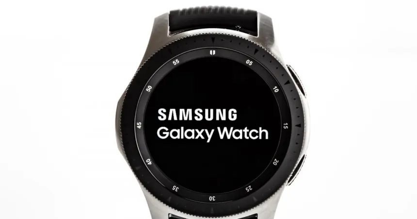Reloj inteligente Samsung Galaxy Watch con pantalla negra y el nombre de la marca.