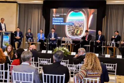 Autoridades y representantes aerocomerciales participan en un encuentro sobre conectividad en San Juan.