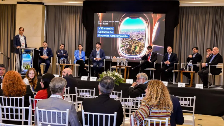 Autoridades y representantes aerocomerciales participan en un encuentro sobre conectividad en San Juan.