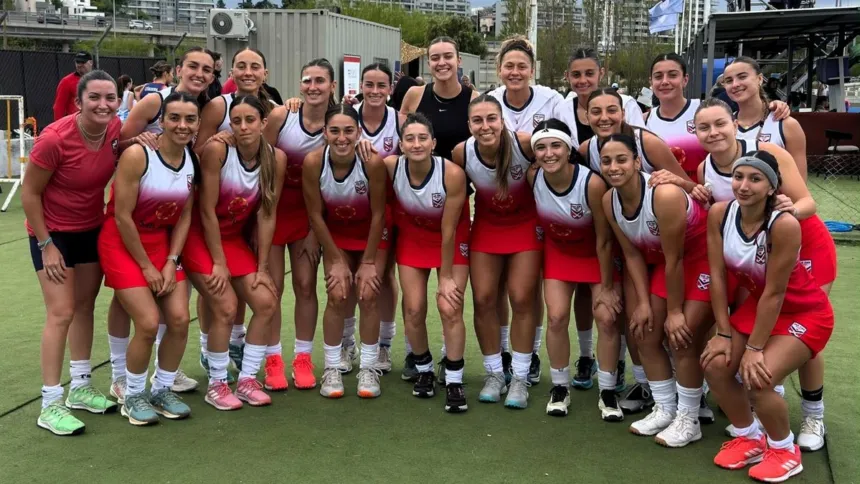 El equipo femenino de hockey sobre césped de San Juan posa junto a la cancha.