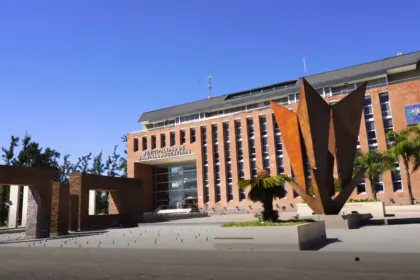 El Palacio Municipal de Malvinas Argentinas, visto desde la plaza que está frente al edificio.