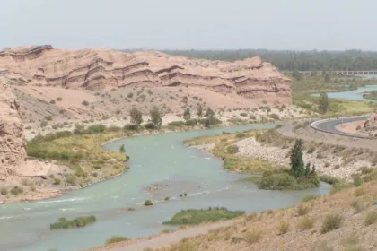 Río entre formaciones rocosas en un paisaje árido.