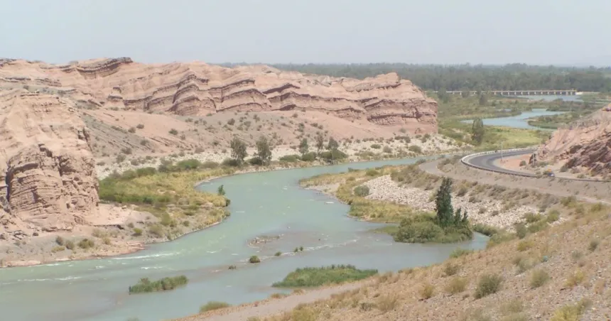 Río entre formaciones rocosas en un paisaje árido.