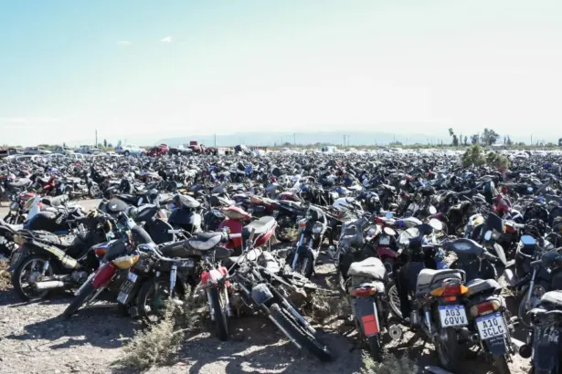 Numerosas motocicletas retenidas ocupan un depósito al aire libre.