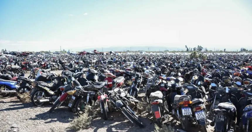 Numerosas motocicletas retenidas ocupan un depósito al aire libre.
