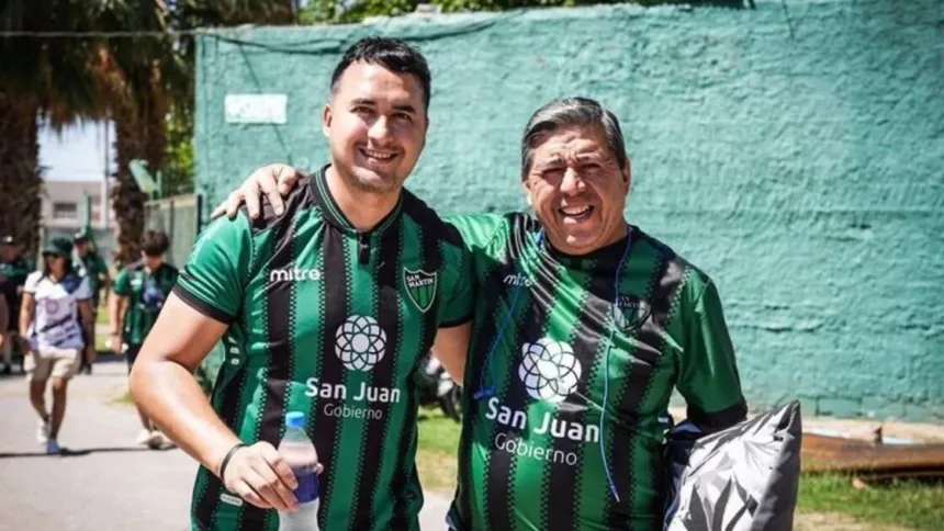 Dos hombres adultos con camisetas verdes y negras de San Martín de San Juan