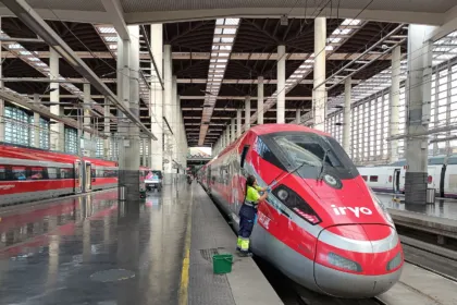 Un tren de alta velocidad de Iryo en la estación Madrid-Puerta de Atocha.