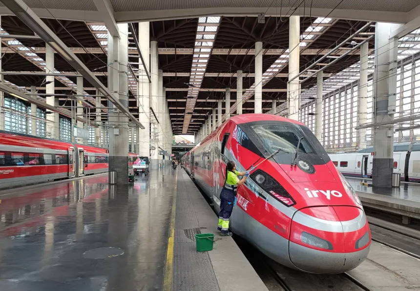 Un tren de alta velocidad de Iryo en la estación Madrid-Puerta de Atocha.