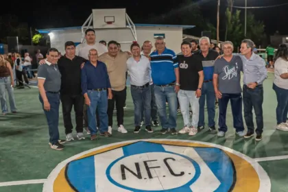 Adultos posan en la cancha de básquet del Club Nacional.