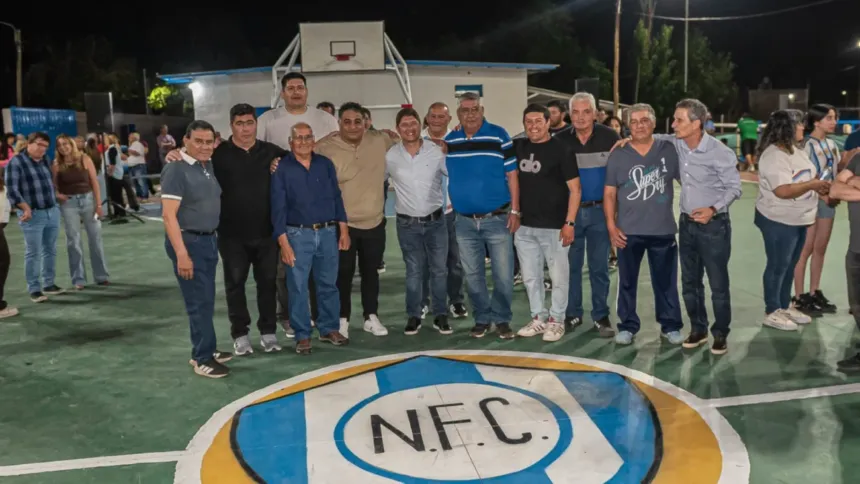 Adultos posan en la cancha de básquet del Club Nacional.