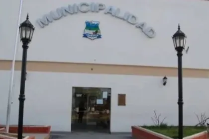 Fachada de la Municipalidad de Sarmiento con el escudo municipal.