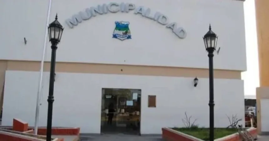 Fachada de la Municipalidad de Sarmiento con el escudo municipal.